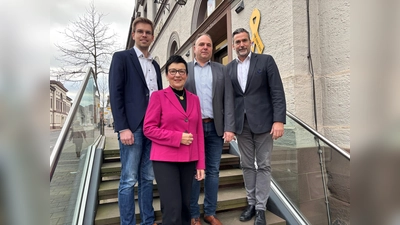 Freuen sich über die positive Entscheidung aus Hannover zum RGZ Holzminden (v.l.): Tobias Orthmann, SPD-Landtagsabgeordnete Sabine Tippelt, Landrat Michael Schünemann und Bürgermeister Christian Belke. (Foto: Landkreis Holzminden)