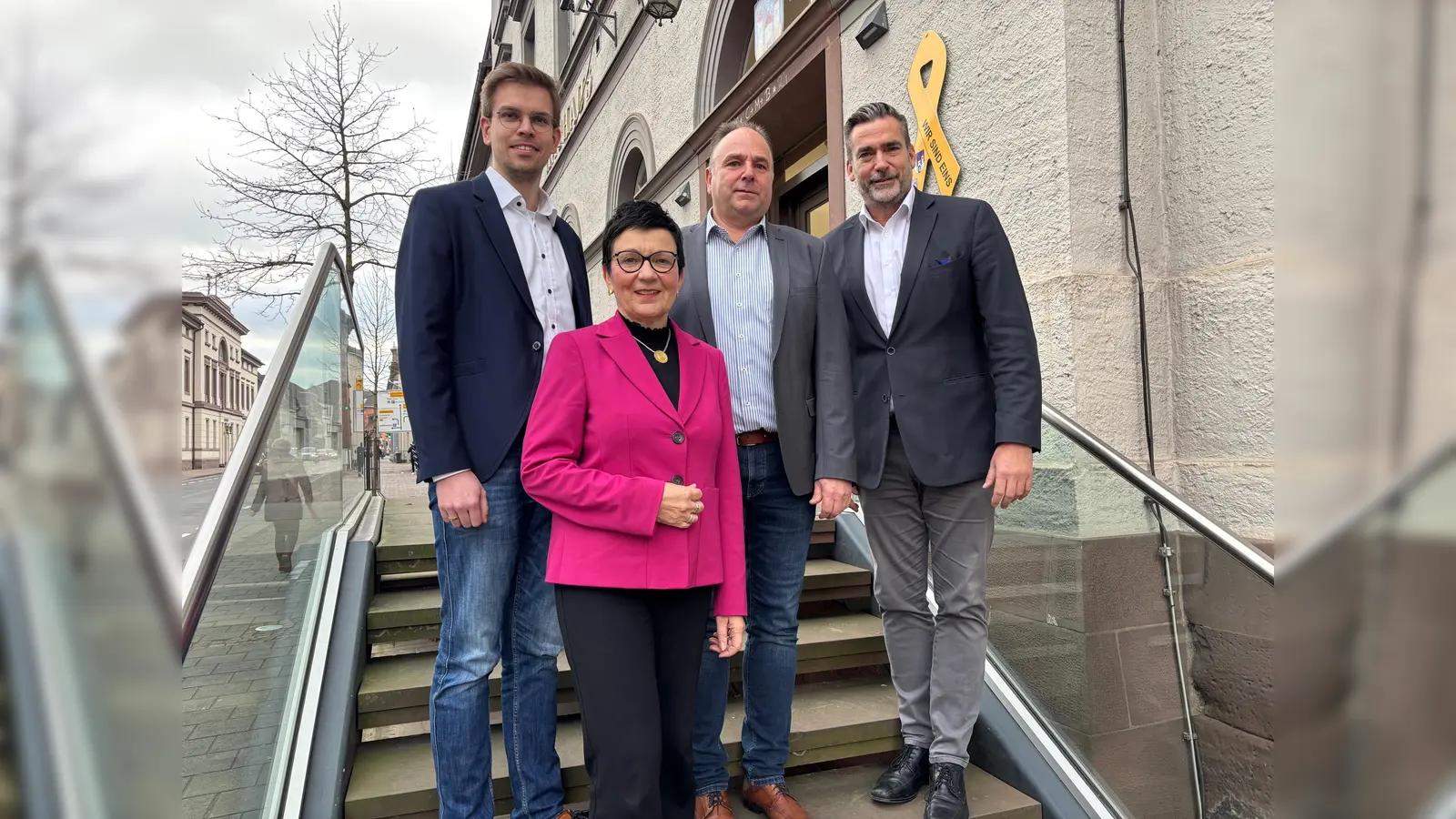 Freuen sich über die positive Entscheidung aus Hannover zum RGZ Holzminden (v.l.): Tobias Orthmann, SPD-Landtagsabgeordnete Sabine Tippelt, Landrat Michael Schünemann und Bürgermeister Christian Belke. (Foto: Landkreis Holzminden)