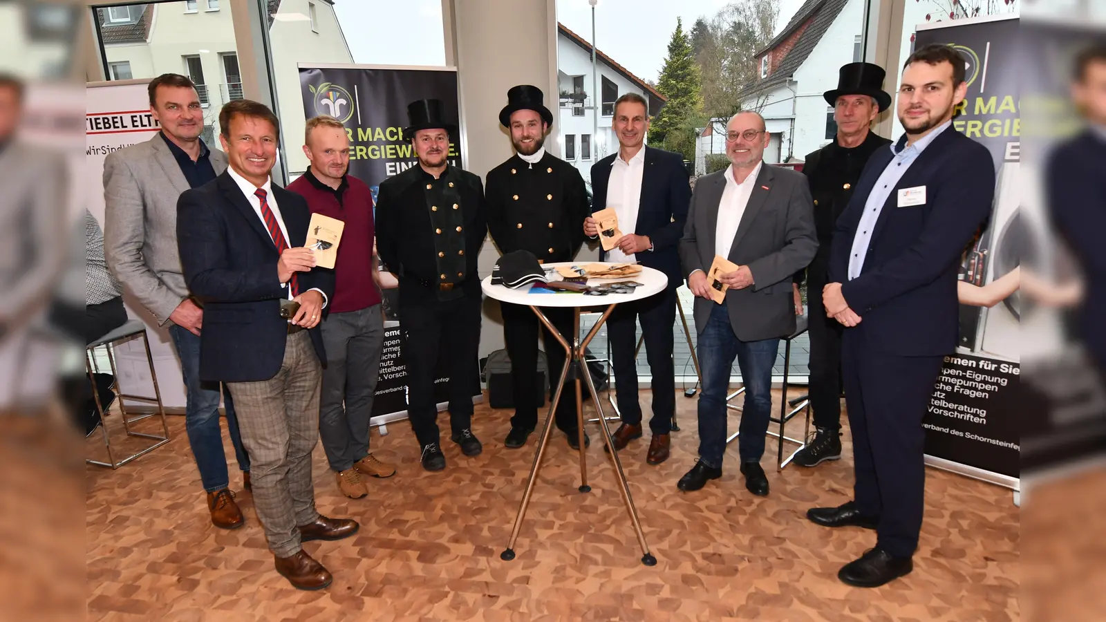 Austausch am Stand der Schornsteinfegerinnung Ostwestfalen-Lippe (v.l.): Kreishandwerksmeister Felix Dreier, Landrat Michael Stickeln, Roger Wolter (Schornsteinfeger aus Warburg), Stefan Renner (Schornsteinfegerinnung Ostwestfalen-Lippe), Mike Überdick (Schornsteinfegerinnung Ostwestfalen-Lippe), Jens Härtel (Sparkasse Paderborn-Detmold-Höxter), Gerald Studzinsky (Hauptgeschäftsführer Kreishandwerkerschaft Höxter-Warburg), Hans-Jörg Koch (Schornsteinfegerinnung Ostwestfalen-Lippe) und Bernd Winterseel (Öko-Zentrum NRW GmbH). (Foto: privat)