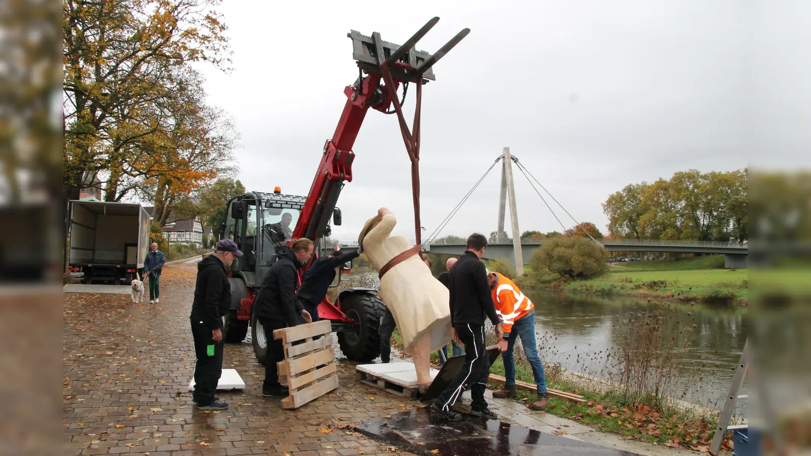 Das Berliner Paar an der Weserpromenade verlangte dank ihrer Übergröße besondere Hilfe beim Abschied. (Foto: Huxarium Gartenpark Höxter)