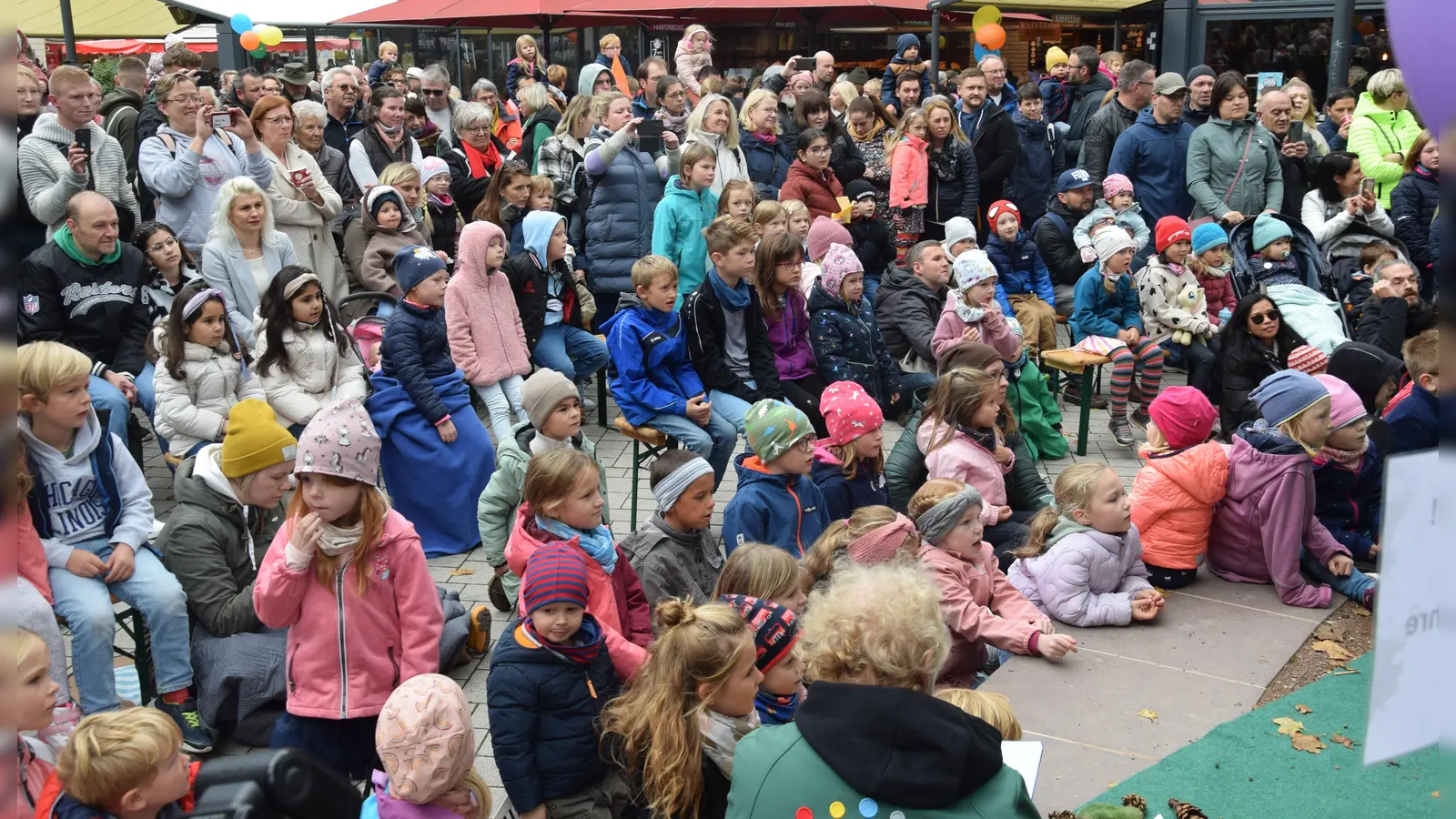 Theater und Mitmachkonzerte auf der Bühne: Der Märchensonntag darf sich wohlverdient als Publikumsmagnet betrachten, besonders unter Familien. (Foto: Marc Otto)