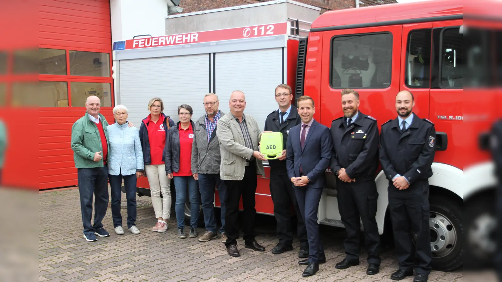 (v.l.) Helmut Seydler, Helga Seydler, Susanne Bornscheuer, Reinhild Handtke (beide Rotes Kreuz), Armin Thies, Werner Tyrasa (Bürgermeister Lauenförde), Matthias Sobireg (Ortsbrandmeister), Philipp Driehorst (Verbundvolksbank OWL), André Remchen und Dominik Thies (stellv. Ortsbrandmeister). (Foto: Foto: privat)