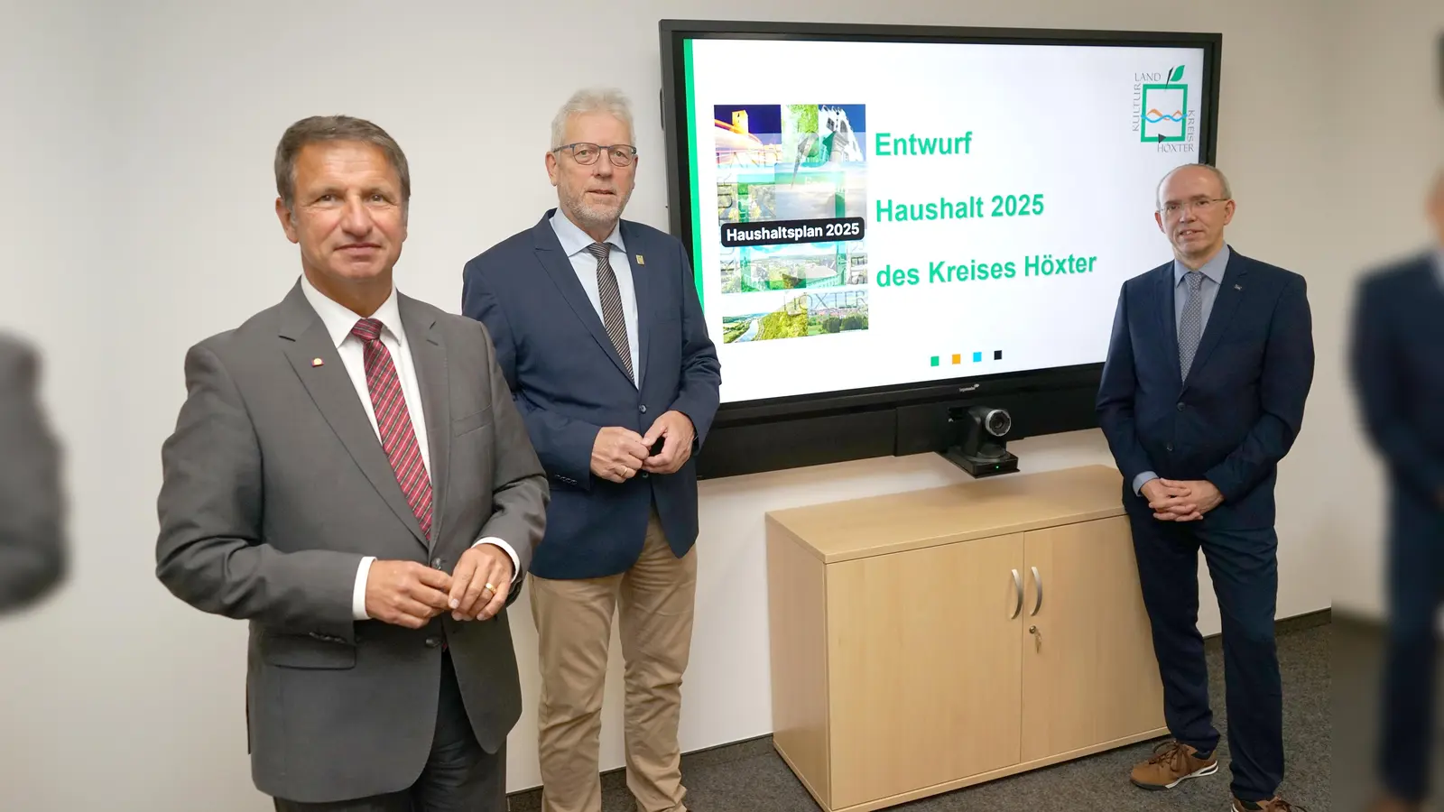 Stellen den neuen Haushaltsplan 2025 vor: Landrat Michael Stickeln, Kreiskämmerer Gerhard Handermann und Andreas Frank, Leiter der Abteilung Finanzen.  (Foto: Kreis Höxter)