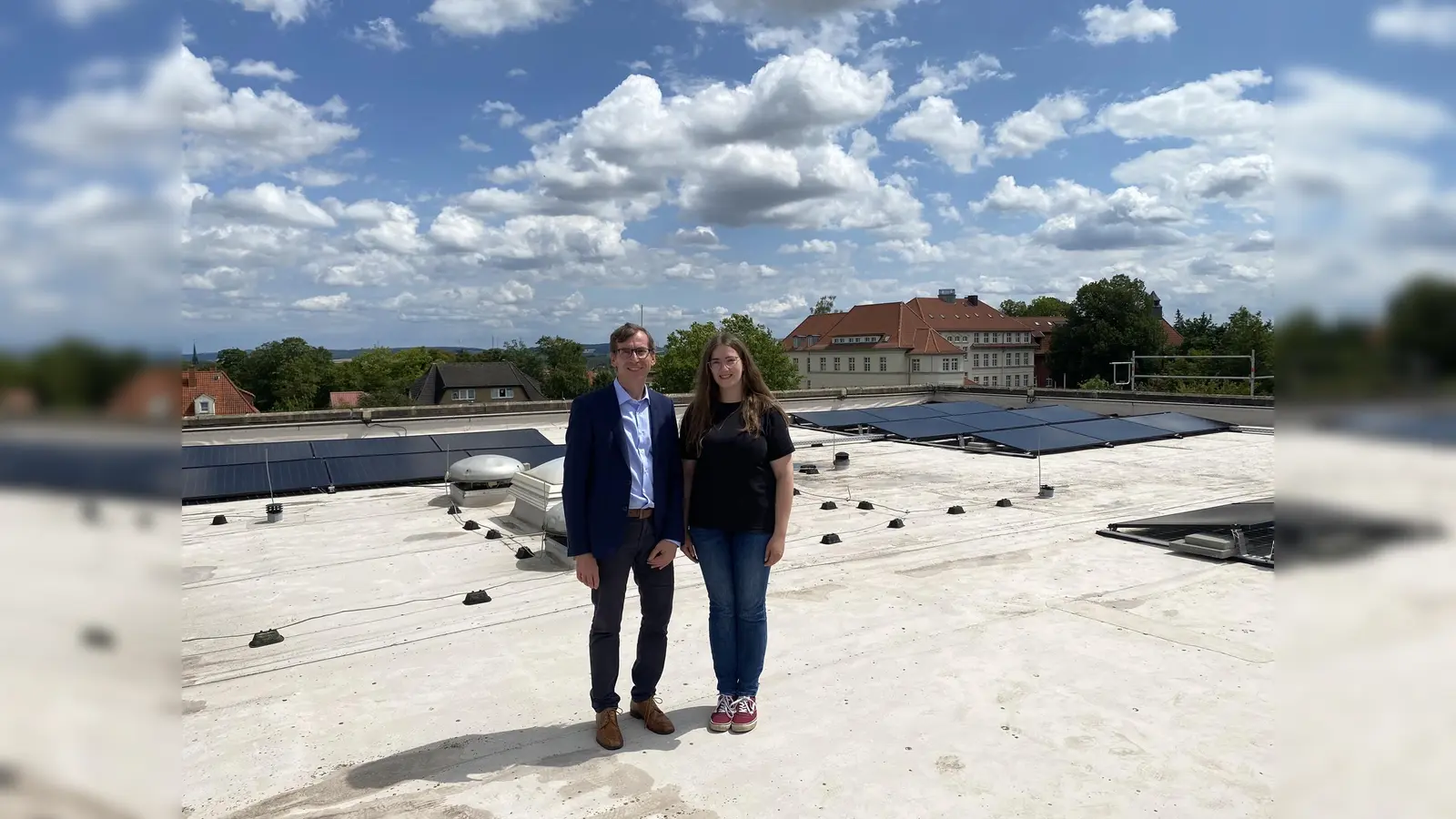 Solarenergie für die Sekundarschule: Bürgermeister Tobias Scherf und die Klimaschutzbeauftragte Stefanie Hüser freuen sich, dass der Schulbetrieb der Sekundarschule künftig von einer 60 kWp leistungsstarken Photovoltaikanlage mit einem 95 kWh Speicher profitieren wird.  (Foto: Stadt Warburg)