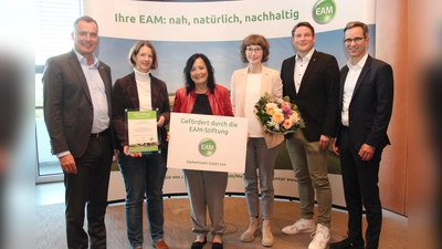 (v.l.) Olaf Kieser (EAM-Geschäftsführer, Mitglied des Stiftungsvorstands), Kirsten Ungerland (Kassiererin SV Natzungen), Astrid Klinkert-Kittel (Landrätin Landkreis Northeim, Vorsitzende des Stiftungskuratoriums), Linda Hagemann (Zweite Geschäftsführerin SV Natzungen), Nicolas Aisch (Bürgermeister Stadt Borgentreich, Mitglied Stiftungskuratorium) und Hans-Hinrich Schriever (EAM-Geschäftsführer).  (Foto: SV Natzungen)