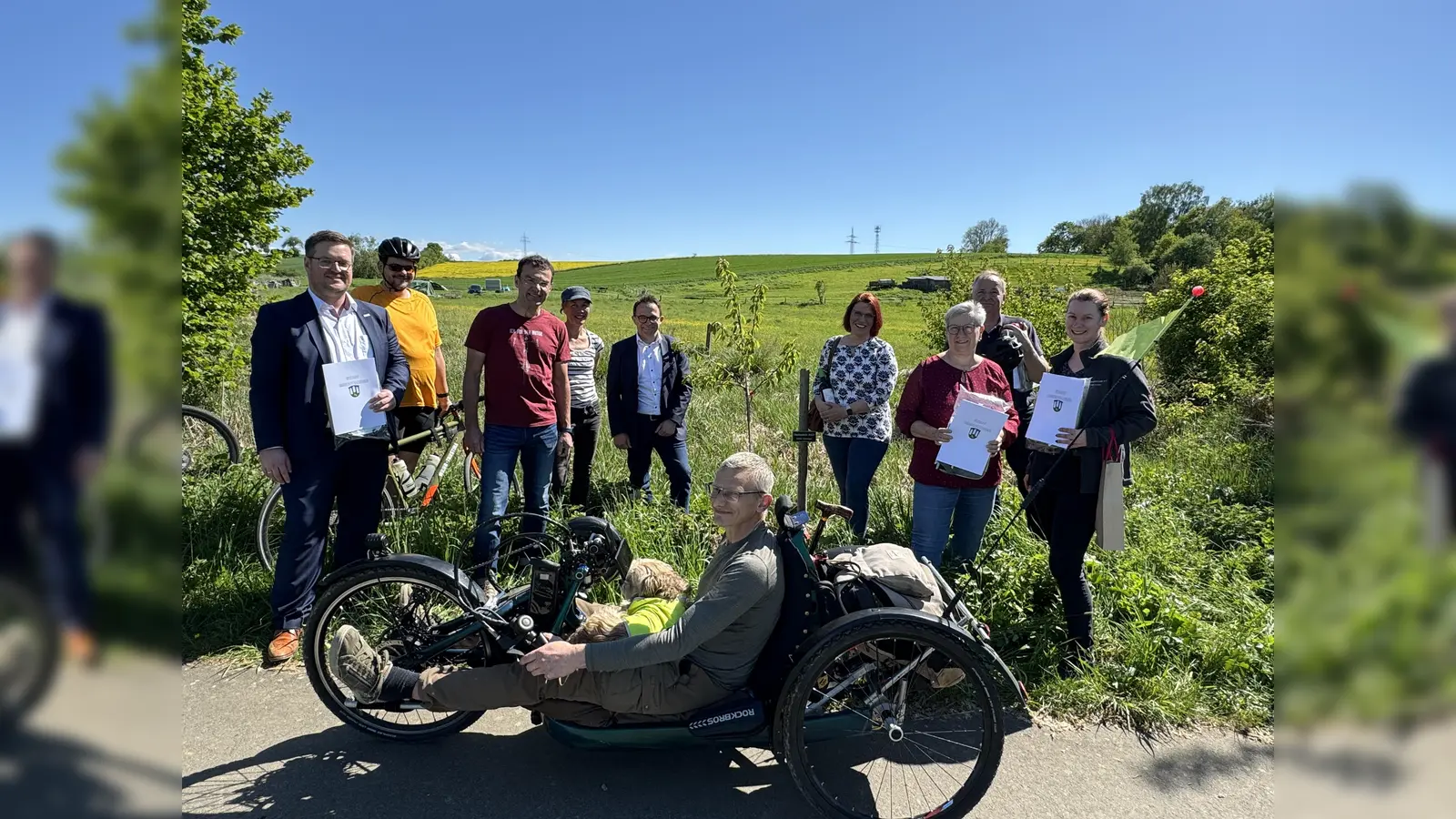 Sieger und Unterstützer des Stadtradelns 2023 um den Sieger-Baum (v. l.): Kai Hofmeyer (Stadtrat sowie SPD-Ortsvereinsvorsitzender, 3. Platz Team), Kilian Purbst (Sieger Einzel 2022), Ingo Kuhlmey (SPD-Fraktionsvorsitzender sowie Neuer Koordinator), Judith Sommer (Stadtverordnete sowie Spenderin des Sieger-Baumes), Lars Obermann (Bürgermeister), Steffen Scharnagl (1. Platz Einzel), Ute Krug (Erste Stadträtin), Martina Knoll (3. Platz Einzel), Wolfgang Rüdiger (Stadtrat, der den Sieger-Baum gepflanzt hat) und Nicole Grommek (Lungenfachklinik, 1. Platz Team). (Foto: privat)