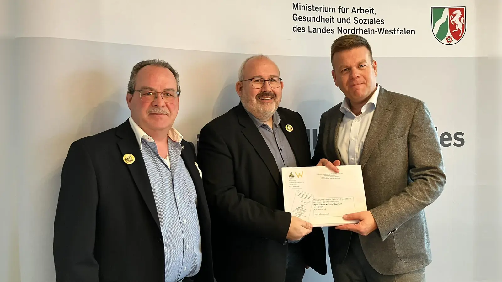 Übergabe des Gutachtens der RegioConsult an das Ministerium für Arbeitssicherheit, Gesundheit und Soziales in NRW. Im Bild (v.l.) Martin Ahlborn, Thorsten Schäfer (beide Vorstand BI) und Staatssekretär Matthias Heidemeier des MAGS NRW. (Foto: Atomfreies 3-Ländereck e.V.)