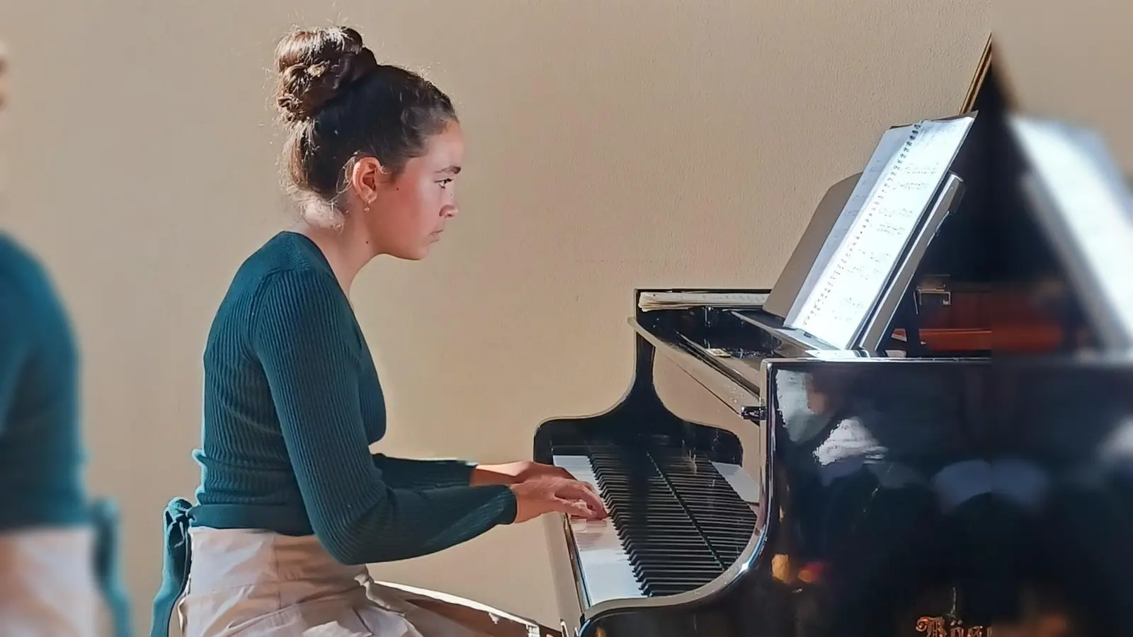 Vanessa Küchenmeister bereitet sich konzentriert auf den großen Auftritt beim Musikschulkonzert vor. (Foto: Musikschule Höxter)