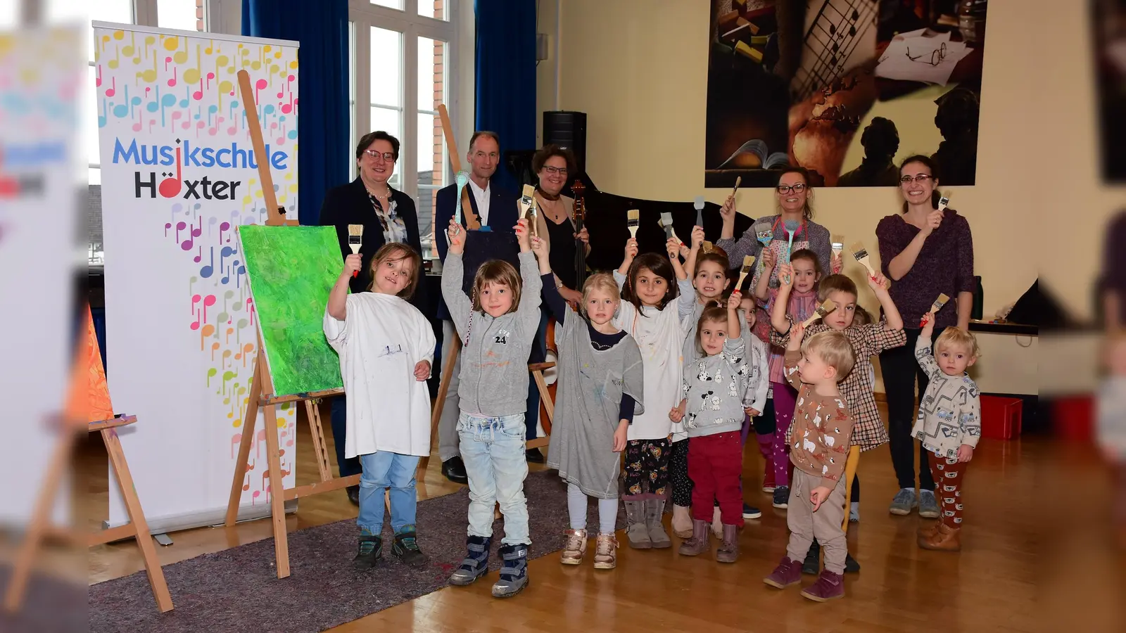 Freuen sich auf eine spannende Abschlusspräsentation (v. l.): Klaudia Knapp (Musikschule Höxter), Prof. Dr. Burkhard Wrenger (Rotary-Club Höxter), Jutta Quadflieg (Förderverein der Musikschule Höxter e. V.), Kristina Mengersen und Anina Dohrmann (beide Musikschule Höxter). (Foto: Stadt Höxter/Musikschule Höxter)