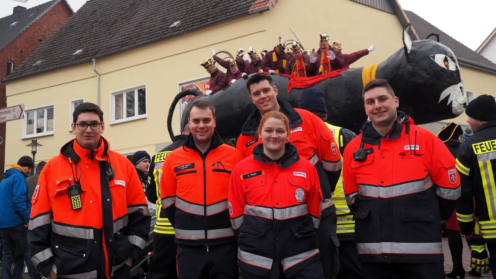 Im Einsatz beim Karneval 2024 in Nieheim (v.r.): Oliver Baumann, Luisa Rode und Marlon Rieger von den Maltesern Brakel mit zwei Helfern der Gliederung Lippstadt. (Foto: privat)