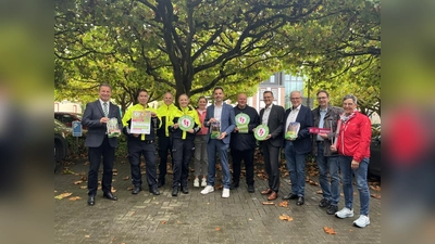 Auf viele Teilnehmerinnen und Teilnehmer hoffen (v.l.) Landrat Michael Stickeln, Kathrin Niesecke, Thomas Kruse und Pia Jungmann (Team der Verkehrssicherheitsberater der Polizei), Corinna Lohre (Abteilungsleitung Immissions- und Klimaschutz), Thomas Albers (Vereinigte Volksbank), Thorsten Schiller (Kreissportbund), Michael Meier (Volksbank Höxter der Verbundvolksbank OWL), Klaus Schumacher und Oliver Thöne (Verkehrswacht Kreis Höxter e.V.) und Martina Krog (Klimaschutz-Beauftragte). (Foto: Kreis Höxter)