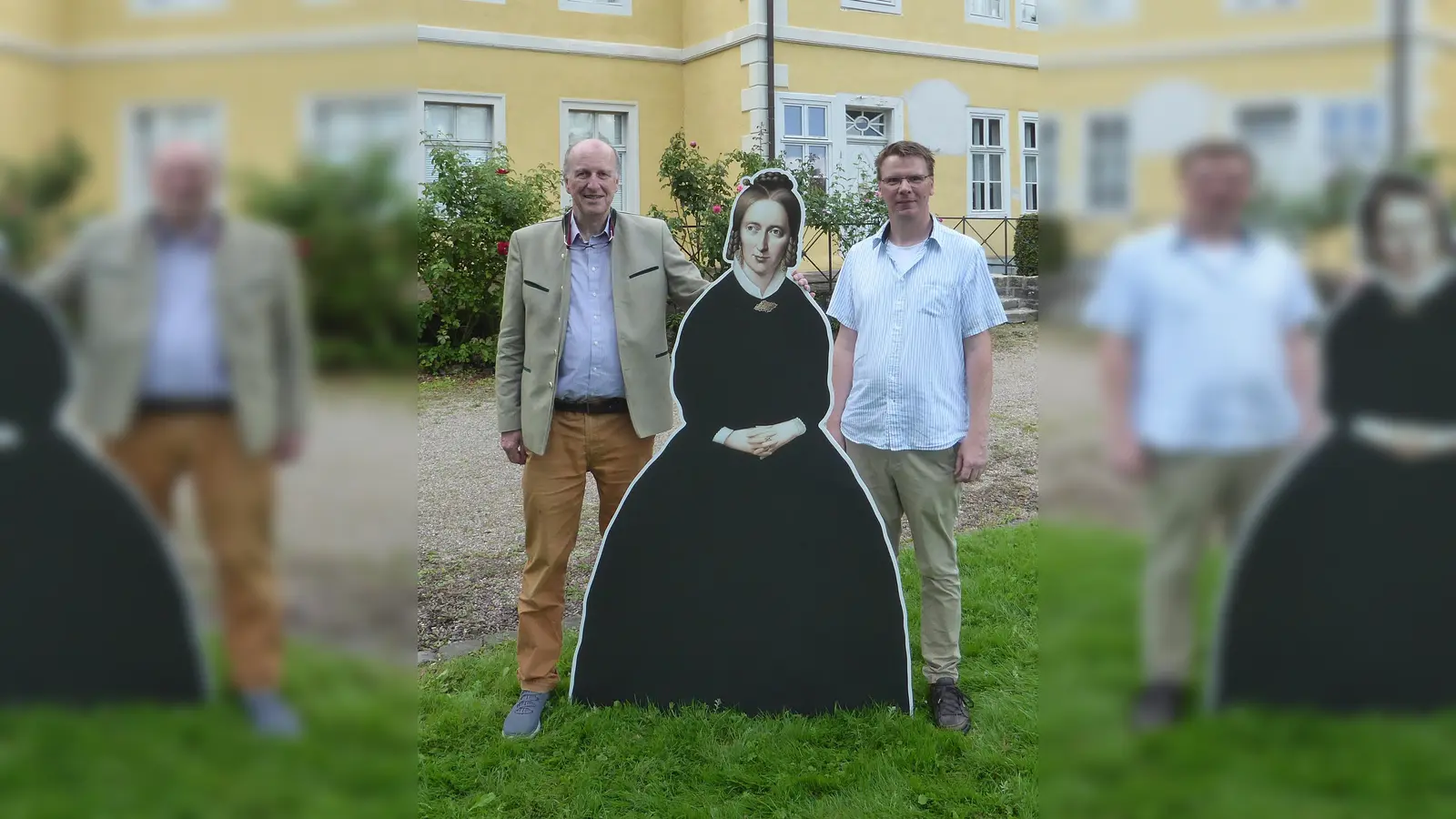 Gruppenbild mit „Fräulein Nette“: Wilderich Freiherr von Droste zu Hülshoff (links) war auf Einladung des Bökendorfer Droste-Kenners Bernhard Aufenanger, der sich sehr über das Kommen und den informativen Vortrag des Freiherrn freute, eigens aus dem Südschwarzwald in das ostwestfälische Kulturmusterdorf angereist. (Foto: Aufenanger)