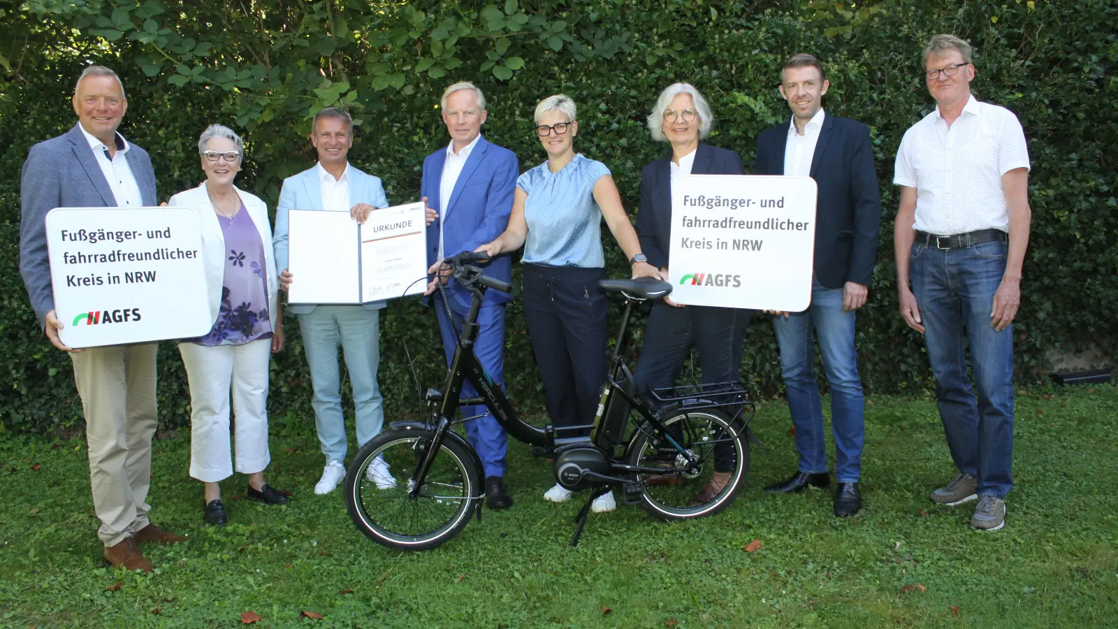 Der Kreis Höxter ist offiziell 110. Mitglied der AGFS. Die Urkundenübergabe ist nun erfolgt. Auf dem Foto (v.l.): MdL Matthias Goeken, Vorsitzender der Bereisungskommission, Christine Fuchs, Geschäftsführerin der AGFS, Landrat Michael Stickeln, Udo Sieverding, Abteilungsleiter Mobilität der Zukunft, Radverkehr, ÖPNV im Ministerium für Umwelt, Naturschutz und Verkehr des Landes Nordrhein-Westfalen, Dr. Kathrin Weiß, Fachbereichsleiterin Umwelt, Bauen und Geoinformationen beim Kreis Höxter, Heike Lockstedt-Macke, Abteilungsleiterin Straßen beim Kreis Höxter, Oliver Henneke, Radverkehrsplaner des Kreises Höxter, und Martin Lohmann von der AGFS. (Foto: KreisHöxter/JürgenDrüke)