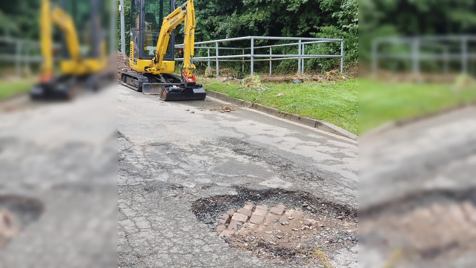 Die Deckschicht dieser Straße in Herstelle wurde stellenweise fortgespült. Der Unterbau des historischen Sandsteinpflasters wurde freigelegt.  (Foto: Barbara Siebrecht)