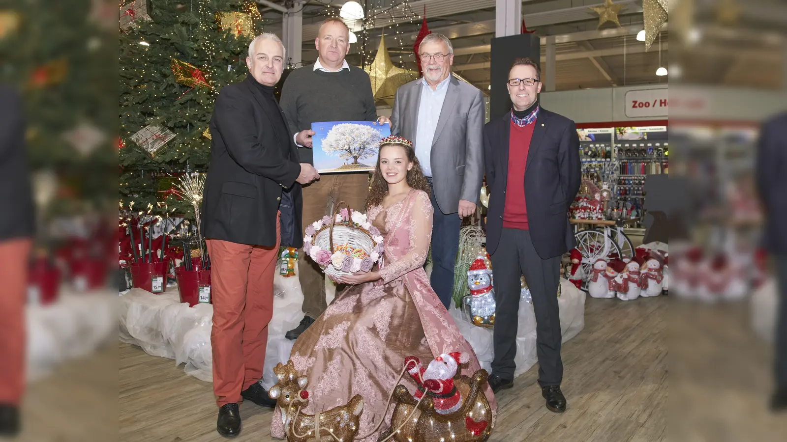 Dornröschen Alisha Beltz (vorn) zog mit Unterstützung von (v.l.) Michael Müller, Wolfgang Rüdiger, Olaf Löber und Simon van Zoest die 430 Gewinne aus dem insgesamt 4500 Lose umfassenden Lostopf.  (Foto: Stefan Bönning)