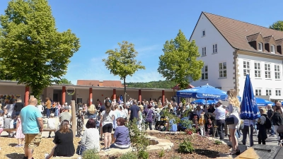 Feierliche Einweihung des Schulhofes. (Foto: Brigitte Nastansky)