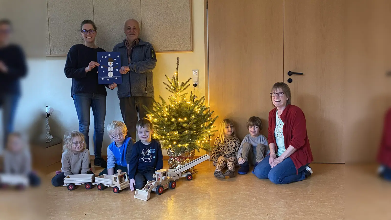 Die Kinder Leni Möckel (von links), Oskar Möckel, Matteo Rinkleff, Olive Schmidt und Carl Schulz sind begeistert von den neuen Fahrzeugen. Erzieherin Katharina Krühler (links) überreicht die selbstgebastelte Karte der Kinder. (Foto: privat)