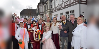 Brakel Radau feiert einträchtig mit der Stadtverwaltung. (Foto: Marc Otto)