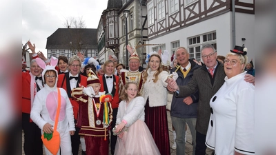 Brakel Radau feiert einträchtig mit der Stadtverwaltung. (Foto: Marc Otto)