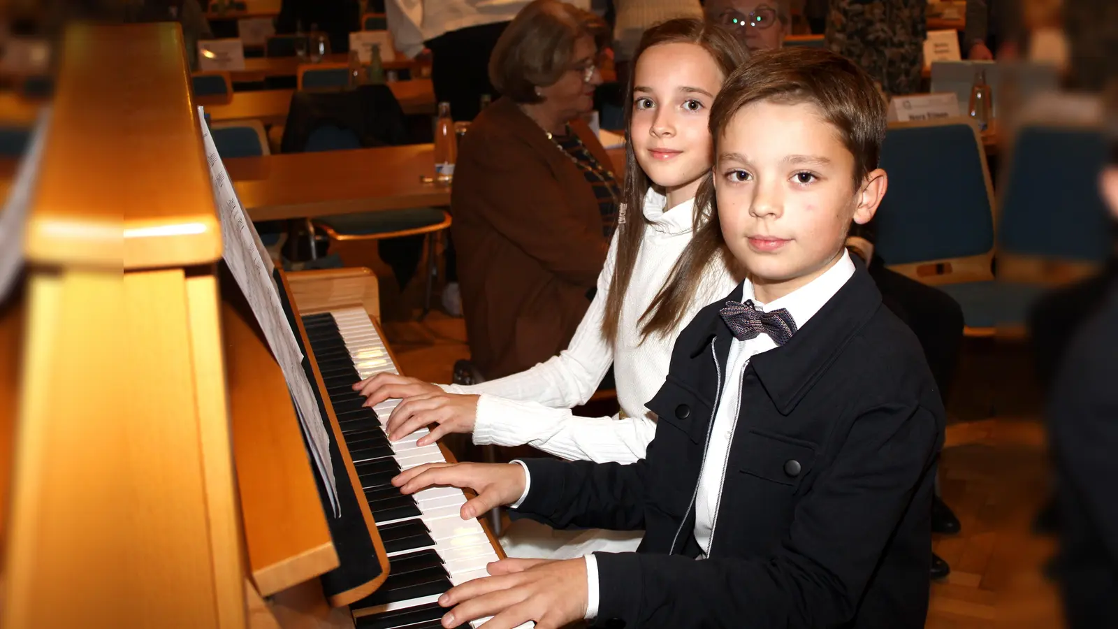 Josefine Rabcenko und Philipp Bollak begeistern beim Festakt am Klavier. Die beiden Schüler der Musikschule Höxter haben in diesem Jahr bei „Jugend musiziert“ den ersten Preis in ihrer Klasse geholt. (Foto: Kreis Höxter)