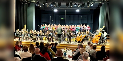 Projektchor und Orchester  (Foto:  Holger Eilers)