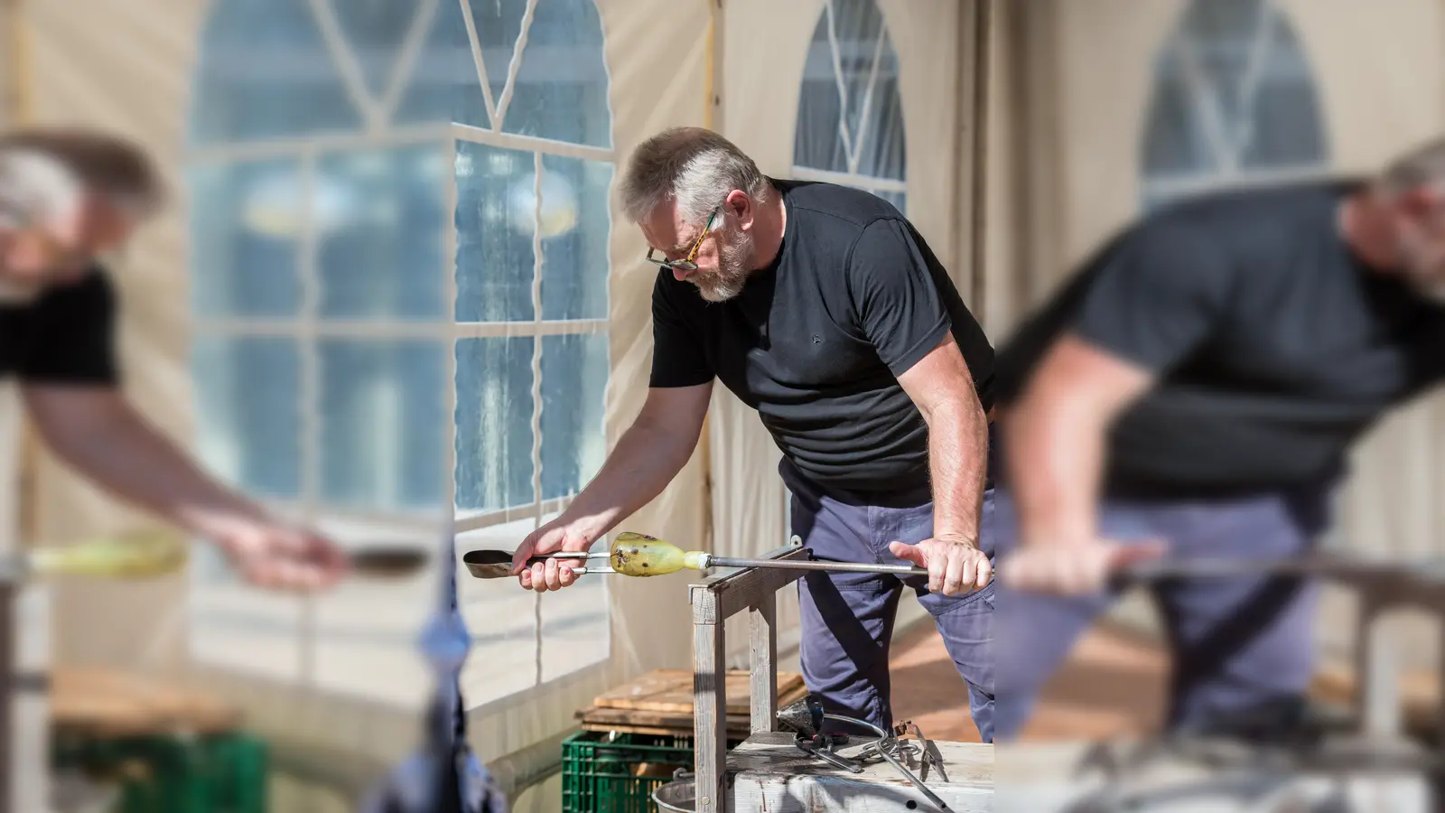 Glasbläser Hans Hader aus Petershagen zeigt live, wie Glas geblasen wird. (Foto: Bad Driburger Touristik GmbH /Daniel Winkler)