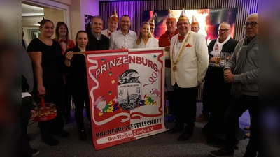 Beim feierlichen Einzug in die neue Prinzenburg wurde auch das Banner übergeben. (Foto: privat)