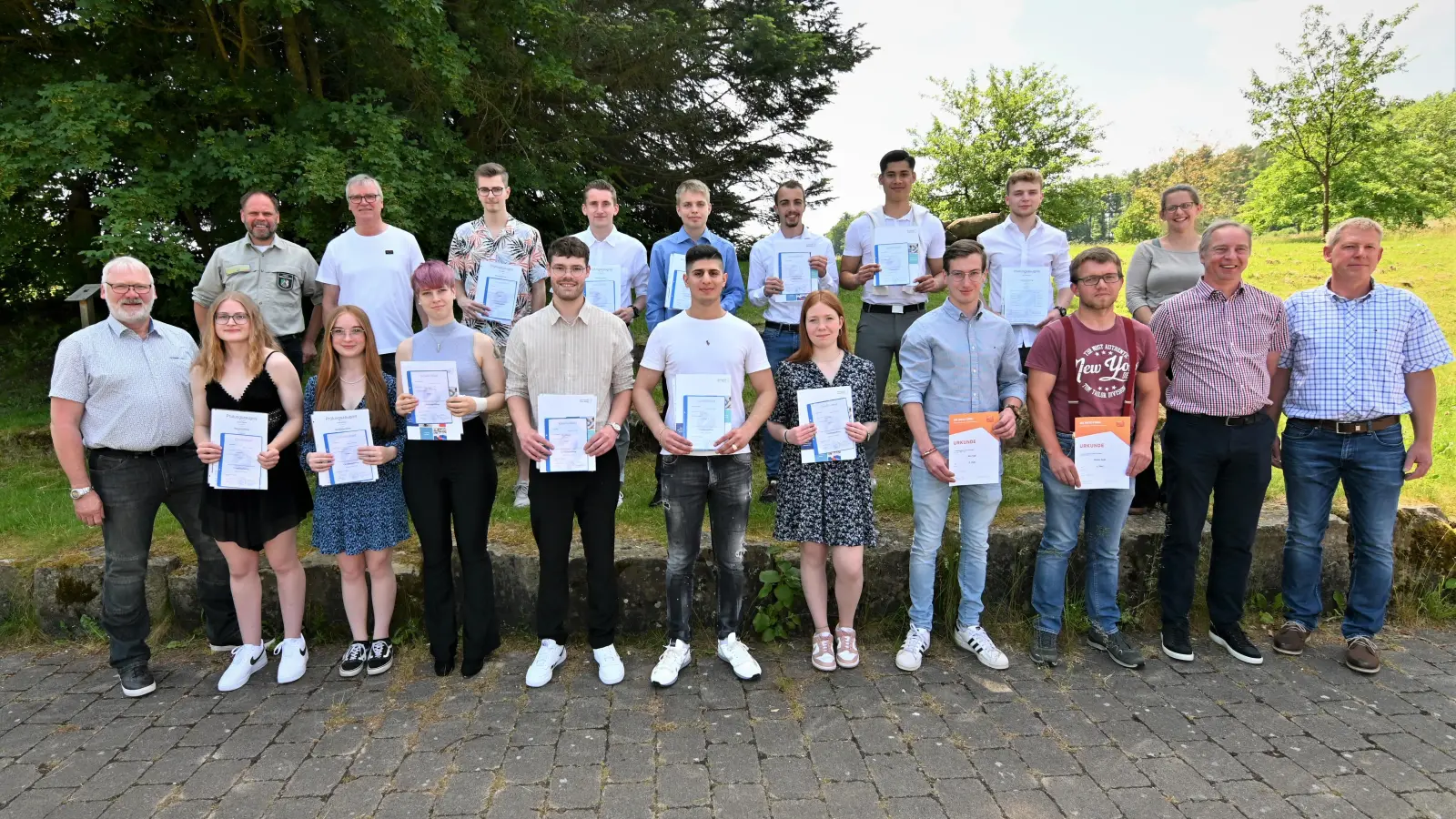 Die jungen Tischler und Tischlerinnen bei ihrer Lossprechung.  (Foto: Kreishandwerkerschaft Höxter-Warburg)