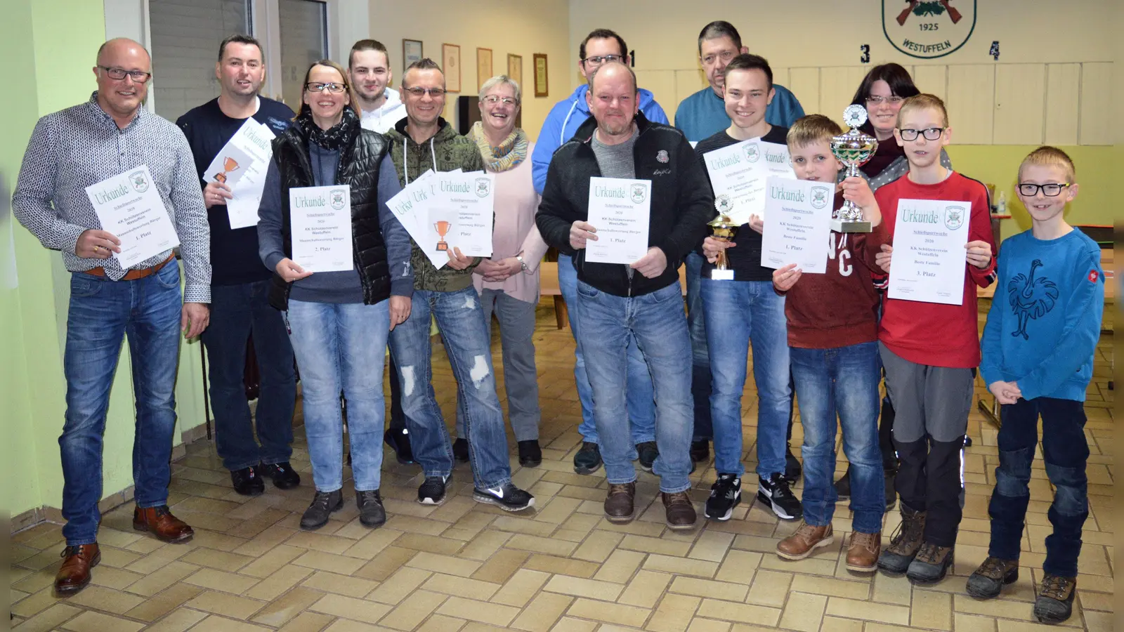 Die Sieger der Schießsportwoche in Westuffeln (v.l.): Michael Gerland (Geschichtsverein I), Mike Olbrich (Opel-Club), Katja Grasser (Opel-Club), Yannik Olbrich (Opel-Club), Reinhold Grasser (Opel-Club), Heidi Bernd (Dienstags-Sänger), Andreas Müller (Geschichtsverein I), Philipp Gebauer (Feuerwehr Westuffeln), Johannes Lange (Geschichtsverein I), Stefan Klüber, Mika und Manuela Jaeger, Oskar und Clemenz Wanke. (Foto: Foto: Schützenverein Westuffeln/Lange)