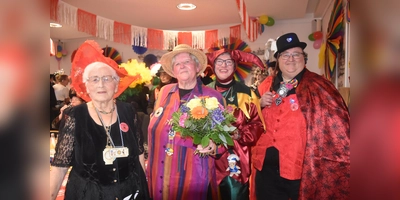 Hannelore Hering erhielt für 60 Jahre Alte Garde einen Blumenstrauß von Präsidentin Paula Jochheim und Till Eulenspiegel (Barbara Hartmann) bei Empfang im Rathaus durch den Stellvertreter des erkrankten Bürgermeisters, Ludger Ernst.  (Foto: Barbara Siebrecht)