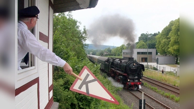 Der Vorsitzende des Vereins, Georg Böddeker, beim Signalgeben für eine historische Dampflok, die gerade das Stellwerk passiert. (Foto: privat)