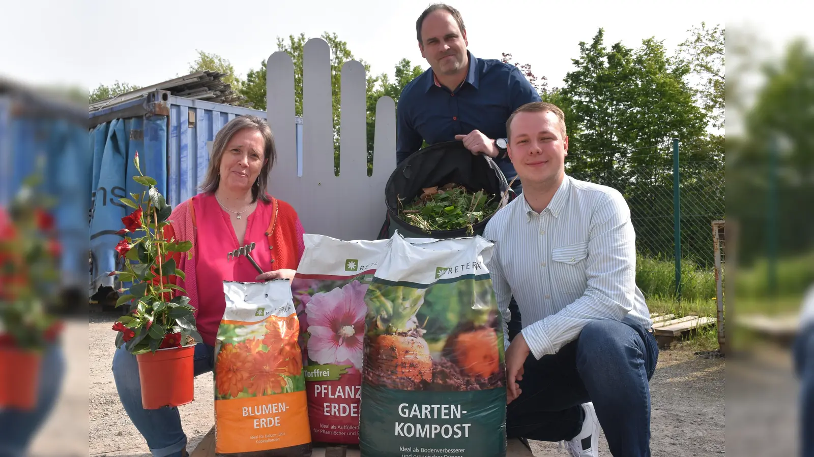 Partner für Stoffkreislauf! Die Geschäftsführerin Alexandra Potthast (Helwig + Wehrmann) und die Betriebsleiter Jens Markus und Leon Dietrich (Remondis Höxter) verwandeln Grünschnitt in wertvolle Erden.  (Foto: Barbara Siebrecht)