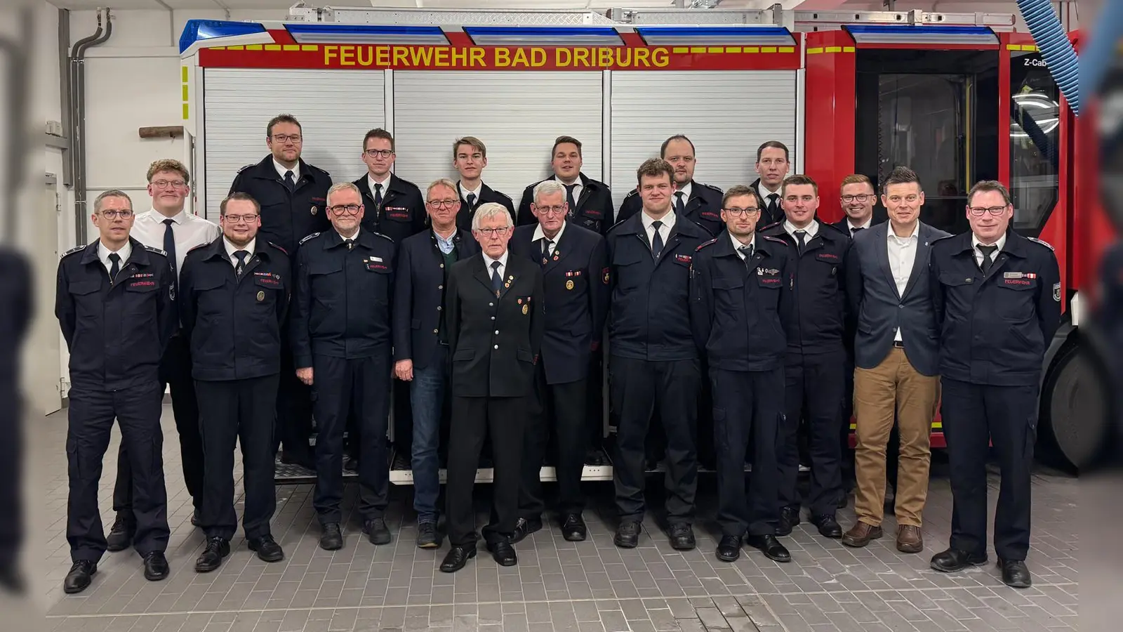 Stehend hinten von links: Sachbearbeiter Feuerschutz Daniel Dittrich, Tobias Stork, Elias Peters, Timm Rehermann, Julian Fornefeld, Maximilian Sickmann<br><br>Stehend vorne von links: Löschgruppenführer Florian Sickmann, Tom Mikus, stellv. Leiter der Feuerwehr Andreas Außel, Bezirksausschussvorsitzender Andreas Tewes, Heinz Stork, Franz Michels, Niclas Fornefeld, Jonas Rehermann, Nils Rehermann, Niklas Rehermann, 1. Beigeordneter der Stadt Bad Driburg Michael Scholle, Leiter der Feuerwehr Andreas Rehermann. (Foto: privat)