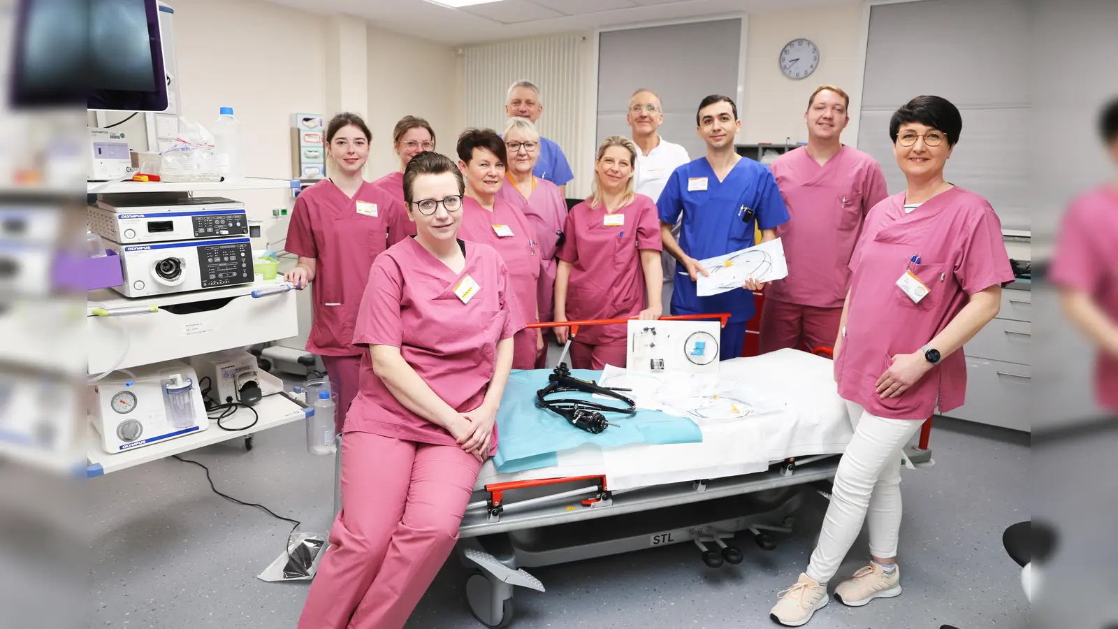 Adipositas-Patienten, die unter dem Dumping-Syndrom leiden, können in der Klinik für Gastroenterologie am St. Josef Hospital der KHWE auch endoskopisch behandelt werden. Das Team rund um Chefarzt Dr. Marcus Rübsam und Oberärztin Olga Jörn (rechts) ist spezialisiert auf die neue technische Innovation. (Foto: KHWE)