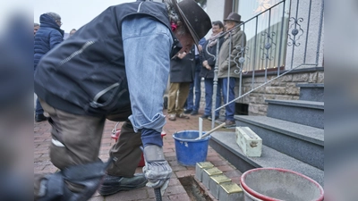 Gunter Demnig verlegte vor zwei Häusern in der Langen Straße in Borgholz Stolpersteine zum Gedenken an die ehemaligen Bewohner der Gebäude. (Foto: Stefan Bönning)