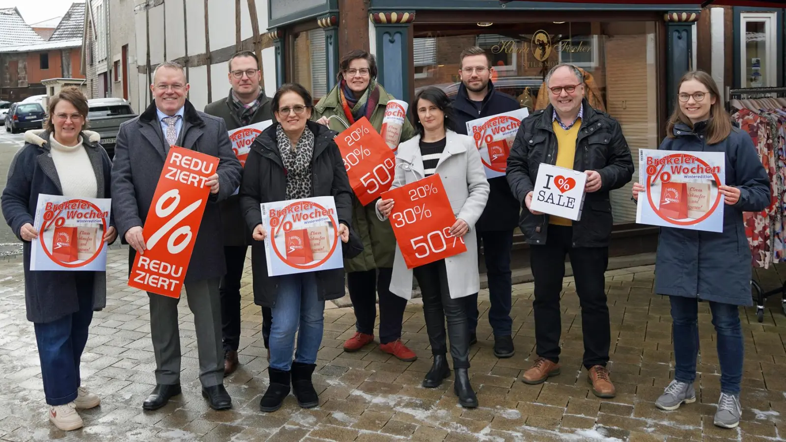 Ab dem 13. Januar heißt es in Brakel wieder Shoppen und Sparen (von links): Diana und Bernhard Fischer (Modefachgeschäfte Fischer), Alexander Kleinschmidt (Werbering-Geschäftsführer), Marija Simic (Tensi-Wohnen und Schenken), Simone Schulz-Meier (Modehaus Schulz), Alla Rau (Schuhhaus Cordes), Henrik Schünemann (Blumenstudio Wecker), Rainer Schäfers (Schuhfachgeschäft Schäfers) und Anne Schäfer (Aterima Care). (Foto: Stadt Brakel)