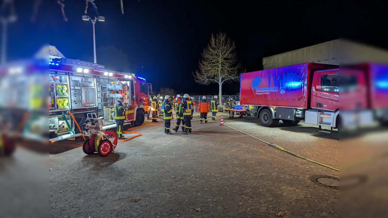 Die Feuerwehr sperrte Gebiet um das Hallenbad weiträumig ab. (Foto: DLRG)