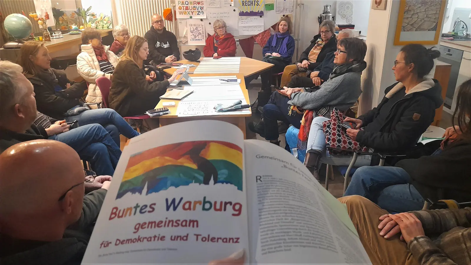 Rund 25 Interessierte waren beim Orga-Treffen zur Demonstration in Warburg mit dabei. Im Vordergrund das Kreisjahrbuch mit dem Beitrag über das Bunte Fest vor der Europawahl 2024. (Foto: Buntes Fest)