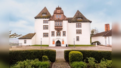 Der Schlosshof wird beim Flohmarkt zur Schatztruhe. (Foto: Claudia Warneke)