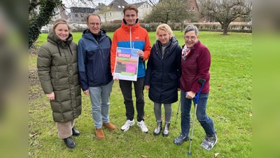 Gemeinsam gratulieren Corinna Lohre (l.), Leiterin der Abteilung Immissions- und Klimaschutz des Kreises Höxter, und Martina Krog (r.) vom Klimaschutzteam des Kreises Höxter den besonders erfolgreichen Team-Mitgliedern des Finanzamts Höxter (v.l.) Carsten Pieper, Louis Potthoff und Margit Göke. Bei der Aktion „Stadt, Land, zu Fuß“ hatten sie gemeinsam mit ihren Kolleginnen und Kollegen rund 4.000 zu Fuß zurückgelegte Kilometer gesammelt. (Foto: Kreis Höxter)