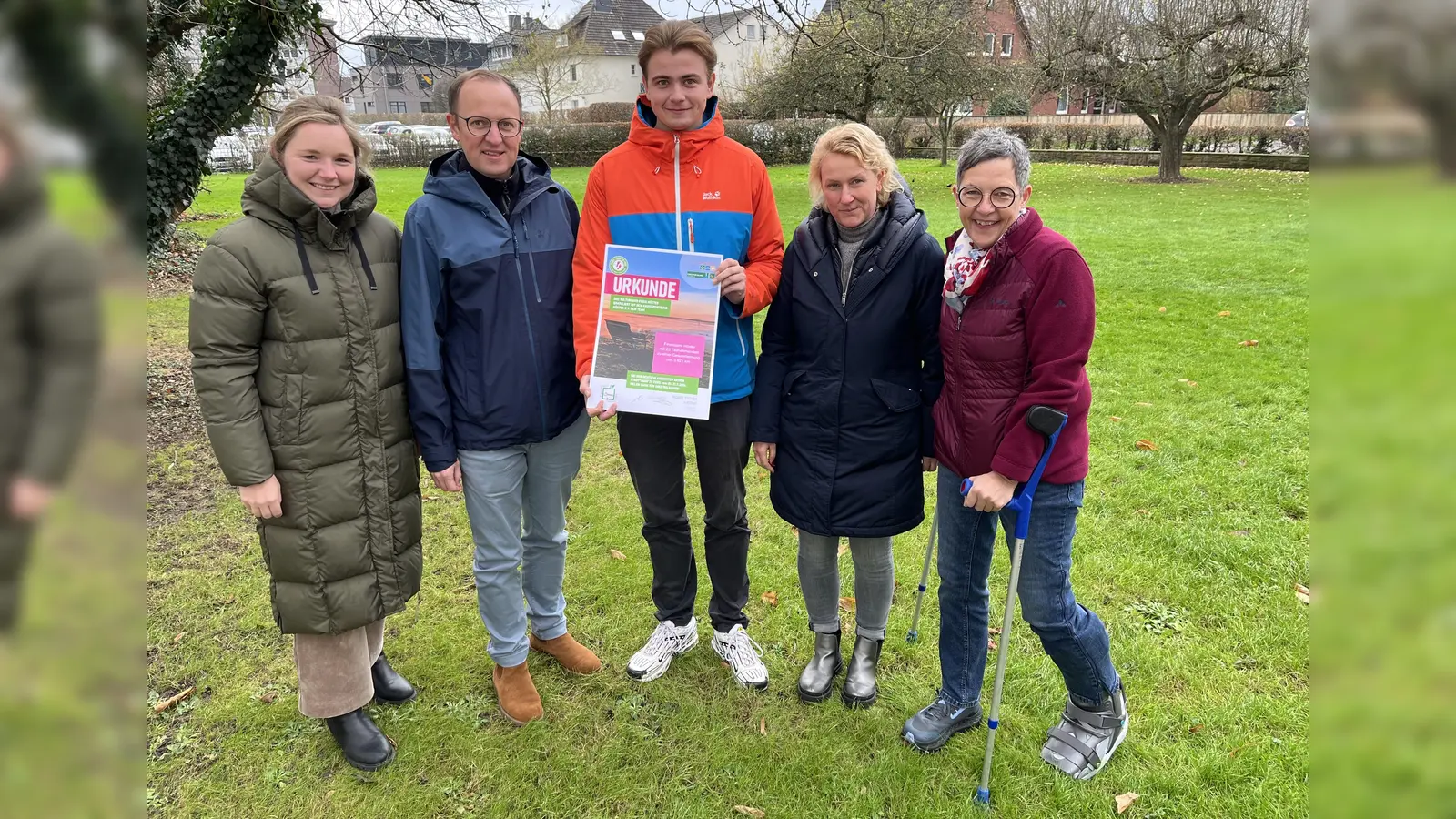 Gemeinsam gratulieren Corinna Lohre (l.), Leiterin der Abteilung Immissions- und Klimaschutz des Kreises Höxter, und Martina Krog (r.) vom Klimaschutzteam des Kreises Höxter den besonders erfolgreichen Team-Mitgliedern des Finanzamts Höxter (v.l.) Carsten Pieper, Louis Potthoff und Margit Göke. Bei der Aktion „Stadt, Land, zu Fuß“ hatten sie gemeinsam mit ihren Kolleginnen und Kollegen rund 4.000 zu Fuß zurückgelegte Kilometer gesammelt. (Foto: Kreis Höxter)