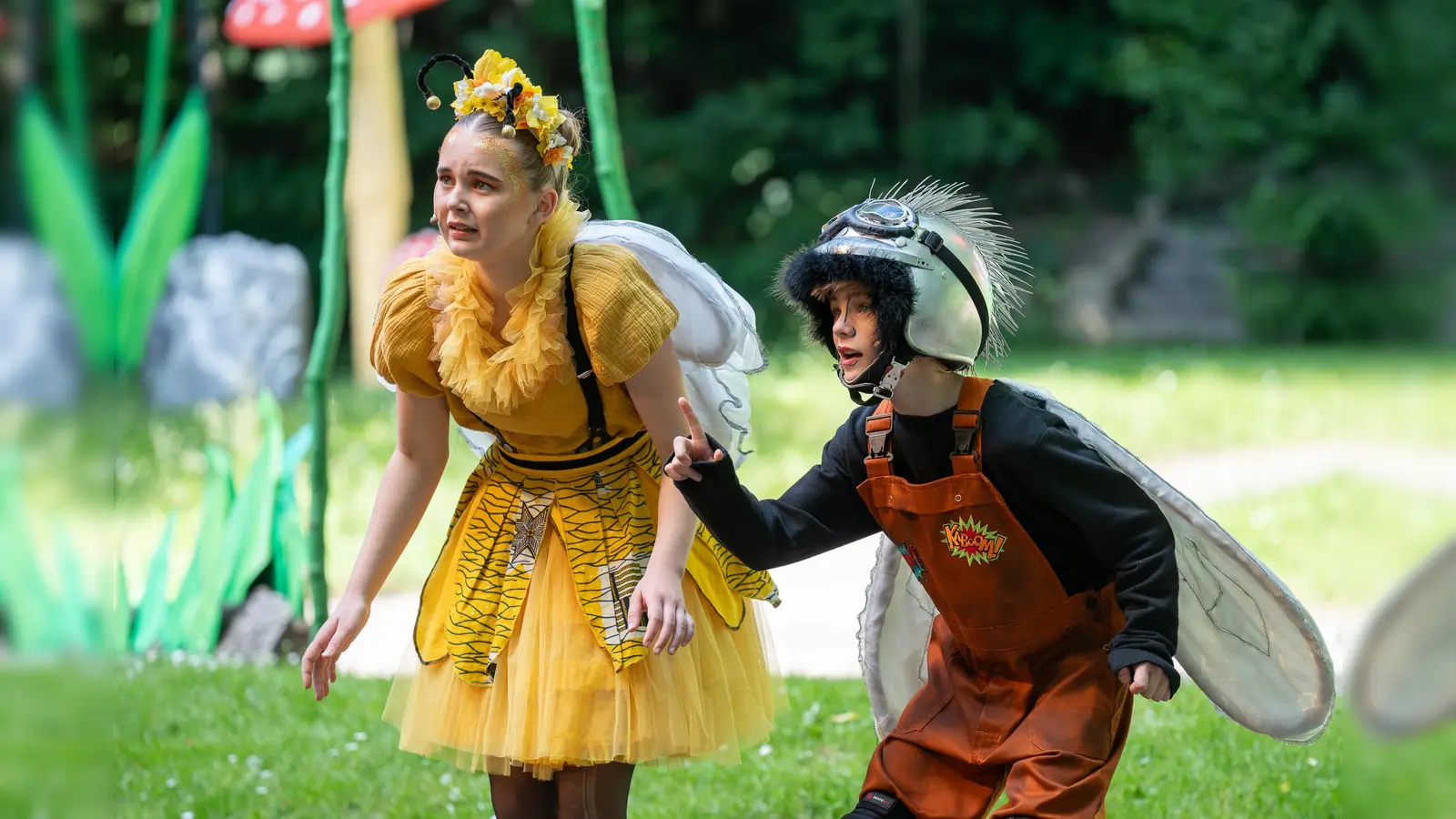 Die Biene Maja_Maja (Helene Koch) und Puck die Stubenfliege (Vincent Droste). (Foto: Jonas Fromme)