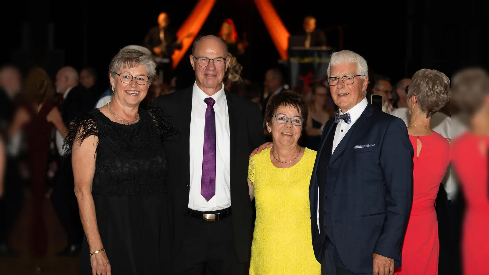 Hildegunde und Lothar Frewer genießen mit Gertrud und Hans Müller den Mittsommerball – beide Paare trainieren auch bei der DJK Brakel. (Foto: F. Rauchmann)