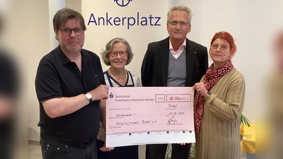 Spendenübergabe an die Hospizgruppe Brakel (v.l.): Hermann Köhne, Rita Tensi, Dr. Vinzenz Fiege und Daniela Nowak-Henkel. (Foto: Hospizgruppe Brakel)