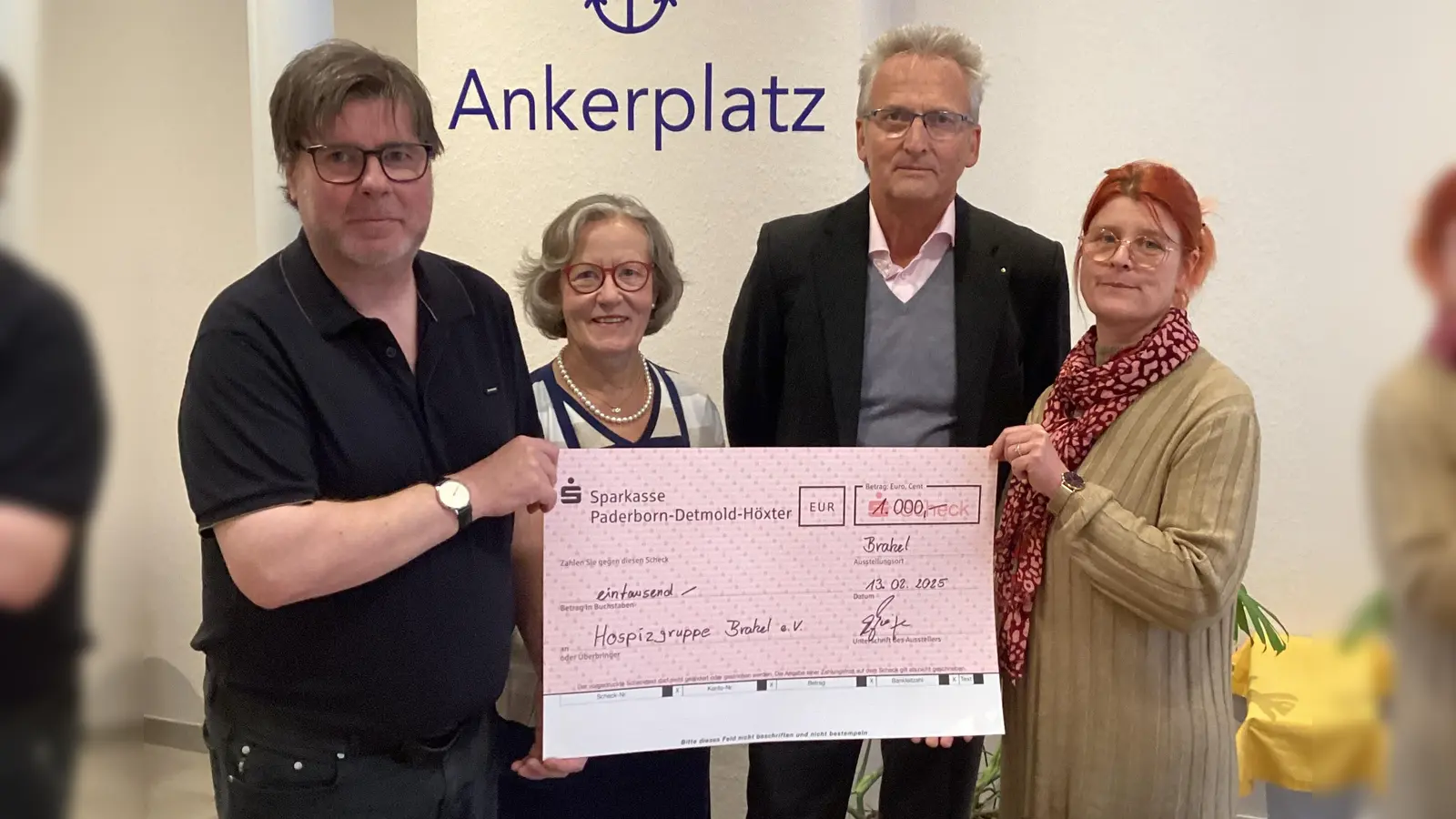 Spendenübergabe an die Hospizgruppe Brakel (v.l.): Hermann Köhne, Rita Tensi, Dr. Vinzenz Fiege und Daniela Nowak-Henkel. (Foto: Hospizgruppe Brakel)