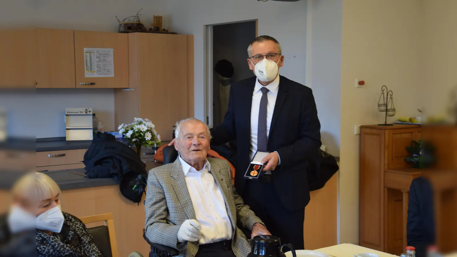 Hans-Joachim Spernal wird der Verdienstorden durch Landrat Andreas Siebert verliehen. (Foto: Marc Otto)