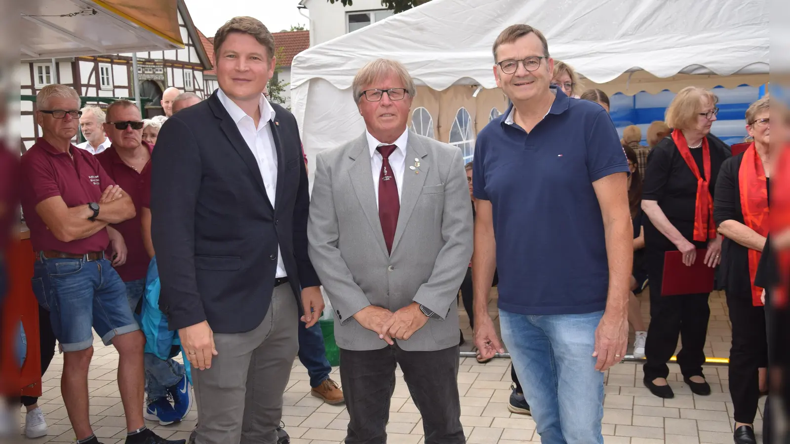 Bürgermeister Nicolas Aisch, sein Vorgänger Rainer Rauch und Ortsvorsteher Franz-Josef Wegener zeigen sich erfreut über den neuen Ortsmittelpunkt. (Foto: Marc Otto)