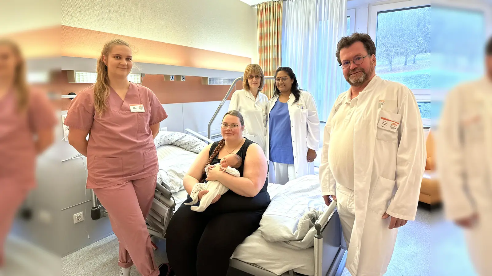 Jostein macht im St. Ansgar Krankenhaus der KHWE die 1000 voll: (von links) Sofie Heising (Hebamme), Jacqueline Glormann mit Jostein, Anette Schürzenberg (Pflegefachkraft Wochenbettstation), Veantha Marimuthu (Assistenzärztin) und Dr. Henning Grastorf (Chefarzt).  (Foto: KHWE)