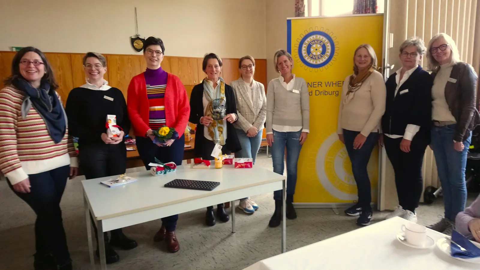 Die Damen des „Inner Wheel Clubs Bad Driburg“ luden zu einem geselligen Nachmittag ein (von links): Nathalie Schockemöhle, Petra Nolte, Petra Reckers, Florine Wendenburg, Dr. Heike Müller, Ulrike Steinwart (Vizepräsidentin), Marion Zwack (Pastpräsidentin), Elisabeth Kreutzer und Mechthild Köhne. (Foto: Doris Dietrich)