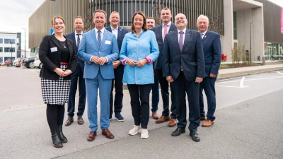 Der „BildungsCampus Handwerk“ ist eröffnet. Darüber freuen sich (v.l.): Kreisdirektorin Manuela Kupsch, Schulleiter Michael Urhahne, Landrat Michael Stickeln, Landtagsabgeordneter Matthias Goeken, Regierungspräsidentin Anna Katharina Bölling, Kreishandwerkerschaft-Geschäftsführer Dominik Rüther, Kreishandwerksmeister Felix Dreier, Kreishandwerkerschaft-Hauptgeschäftsführer Gerald Studzinsky und Ehrenkreishandwerksmeister Martin Knorrenschild. (Foto: Kreis Höxter)